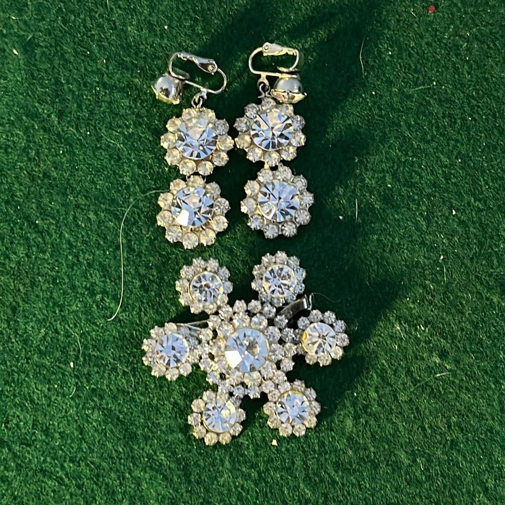 Faux Diamond Brooch & Clip-On Earrings Set 2-Piece Vintage Style Sparkly Jewelry